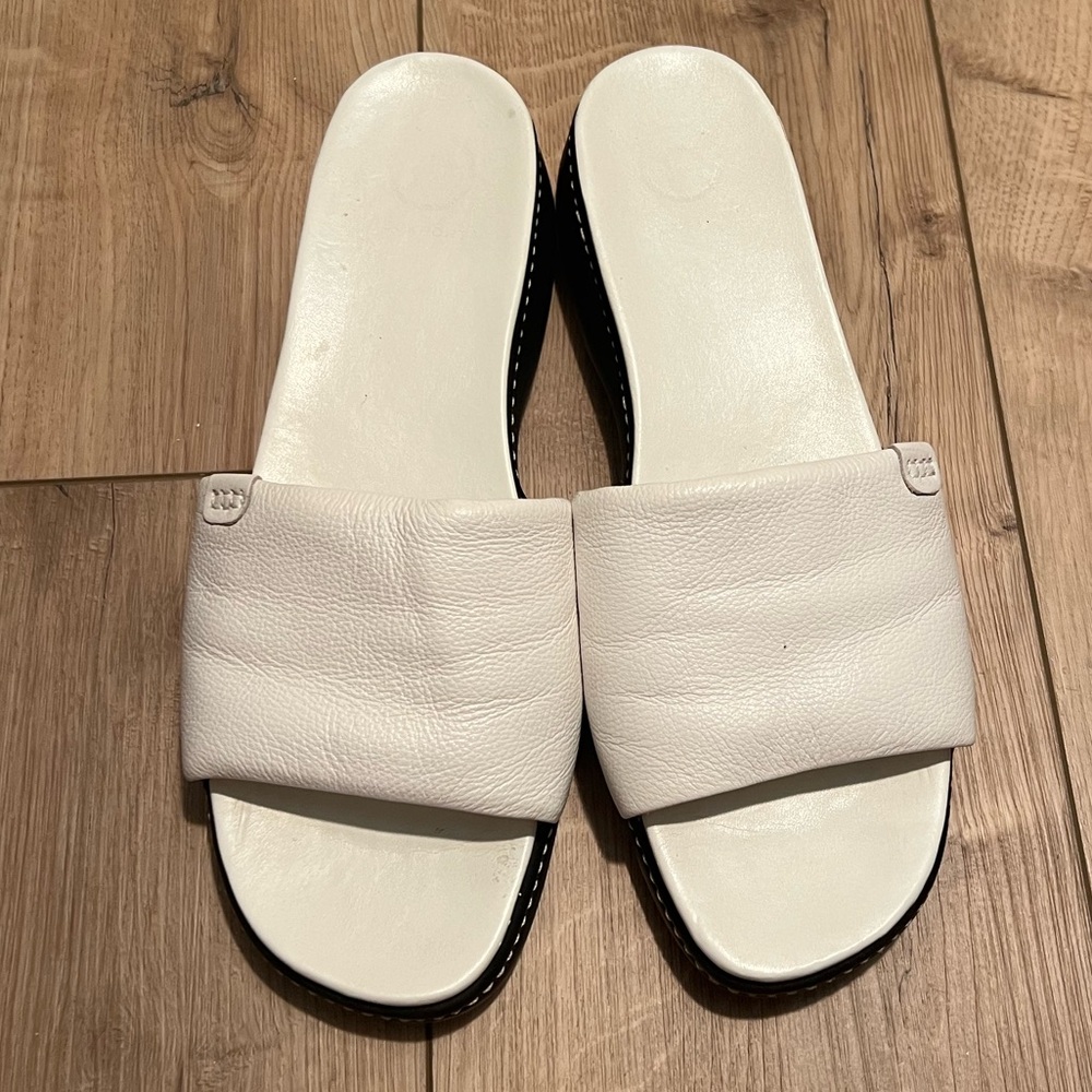 Rockport Women’s White Leather Flat Black Sole Sandals with Wide Strap Size 10